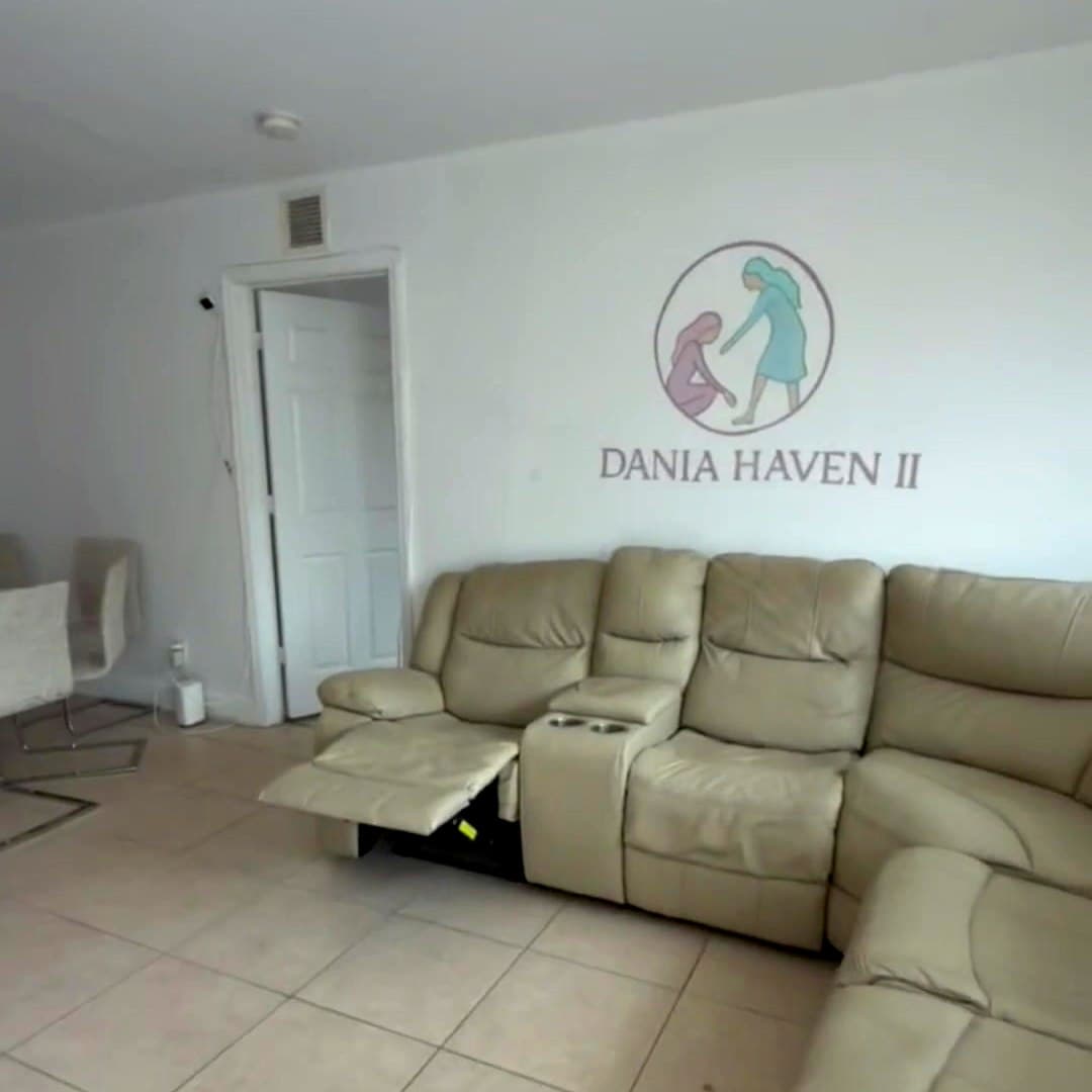 Common living room at the Dania Haven II men's home